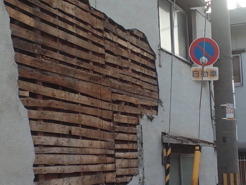台風で崩落した外壁